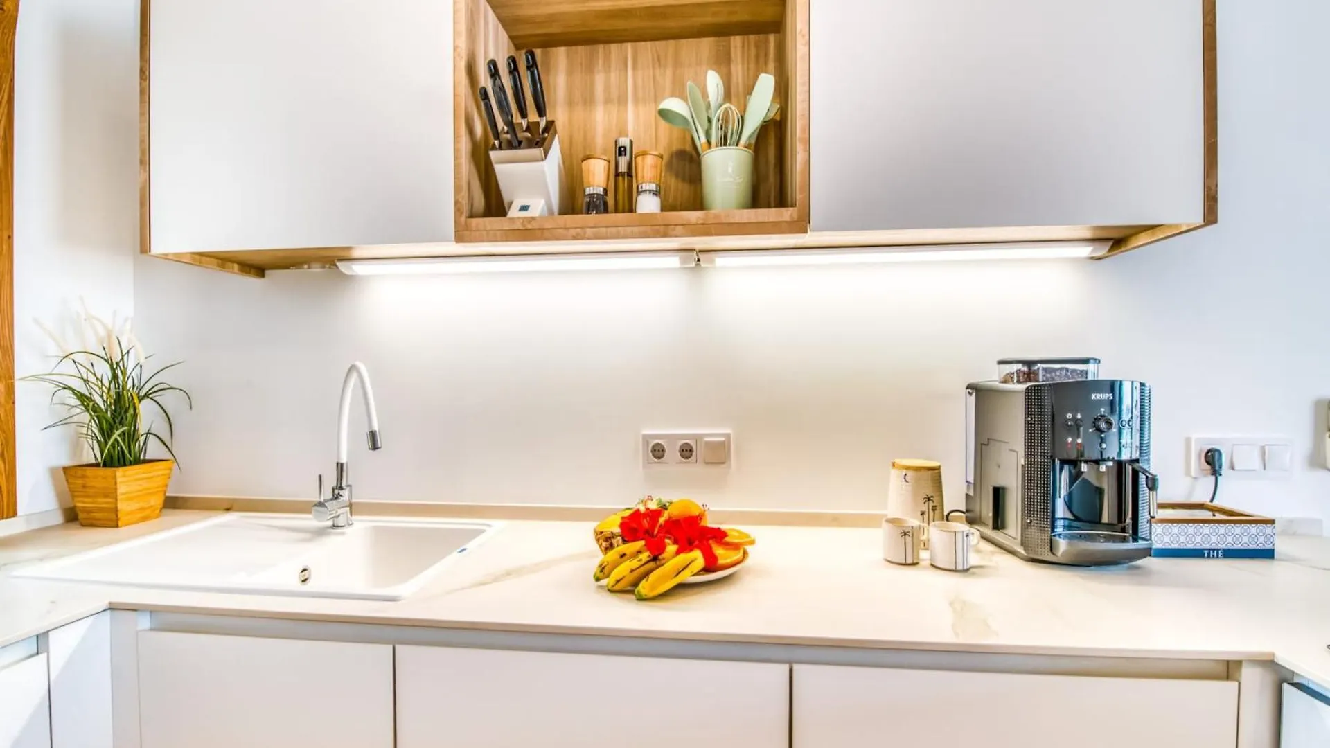 אלקודיה Beachfront Apartment With Sea Views