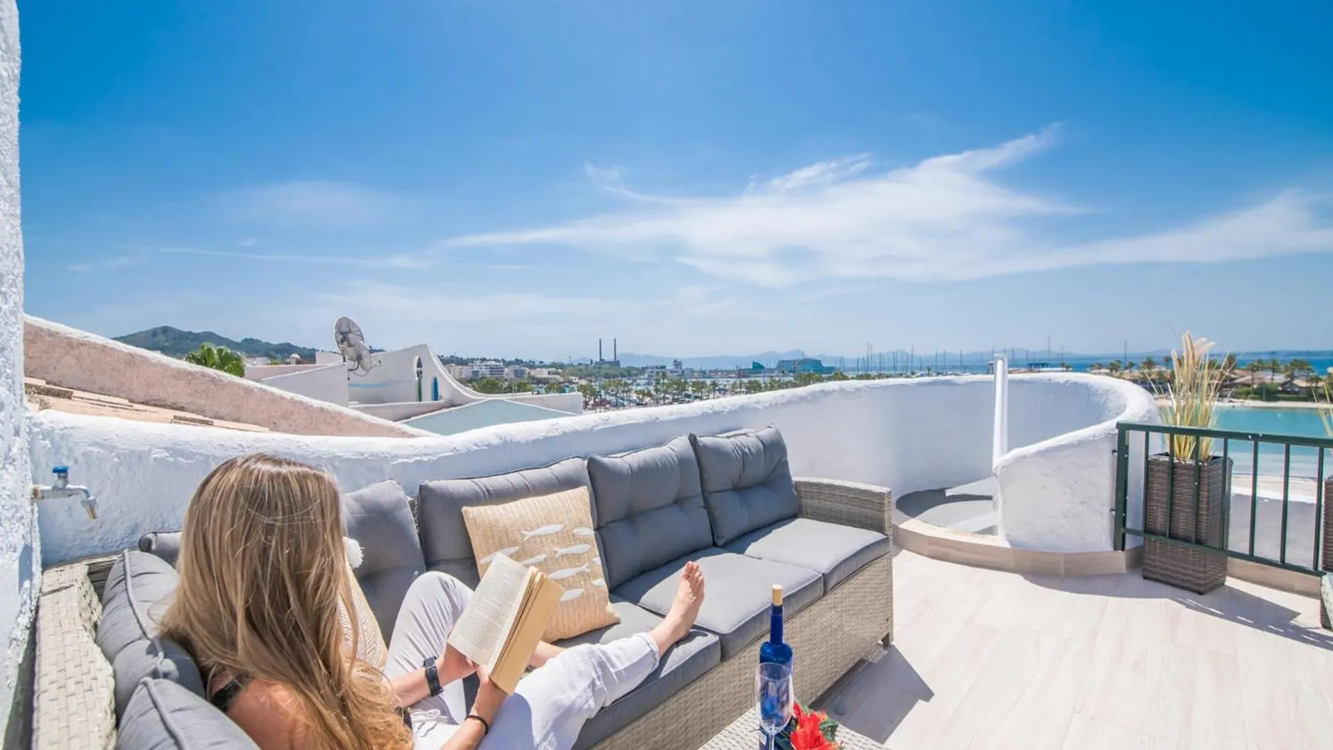 Beachfront Apartment With Sea Views Алькудия