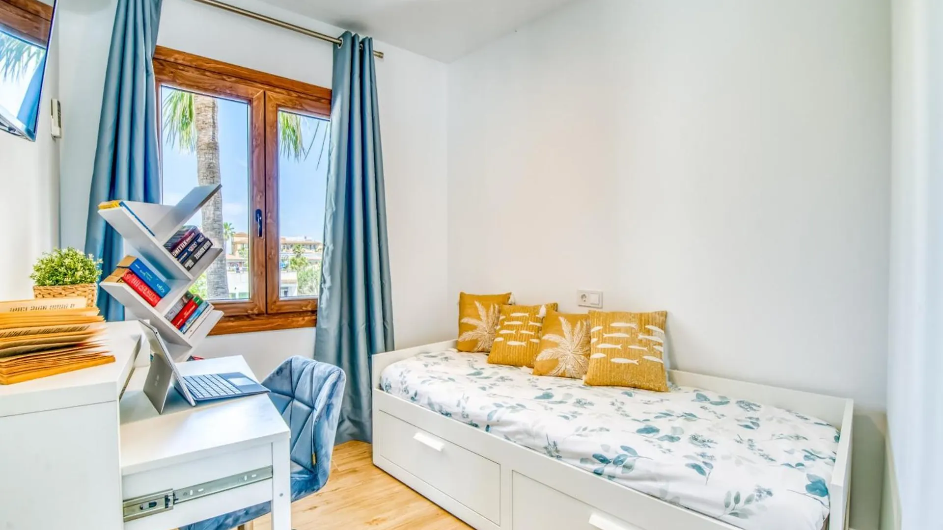 Beachfront Apartment With Sea Views Алькудия