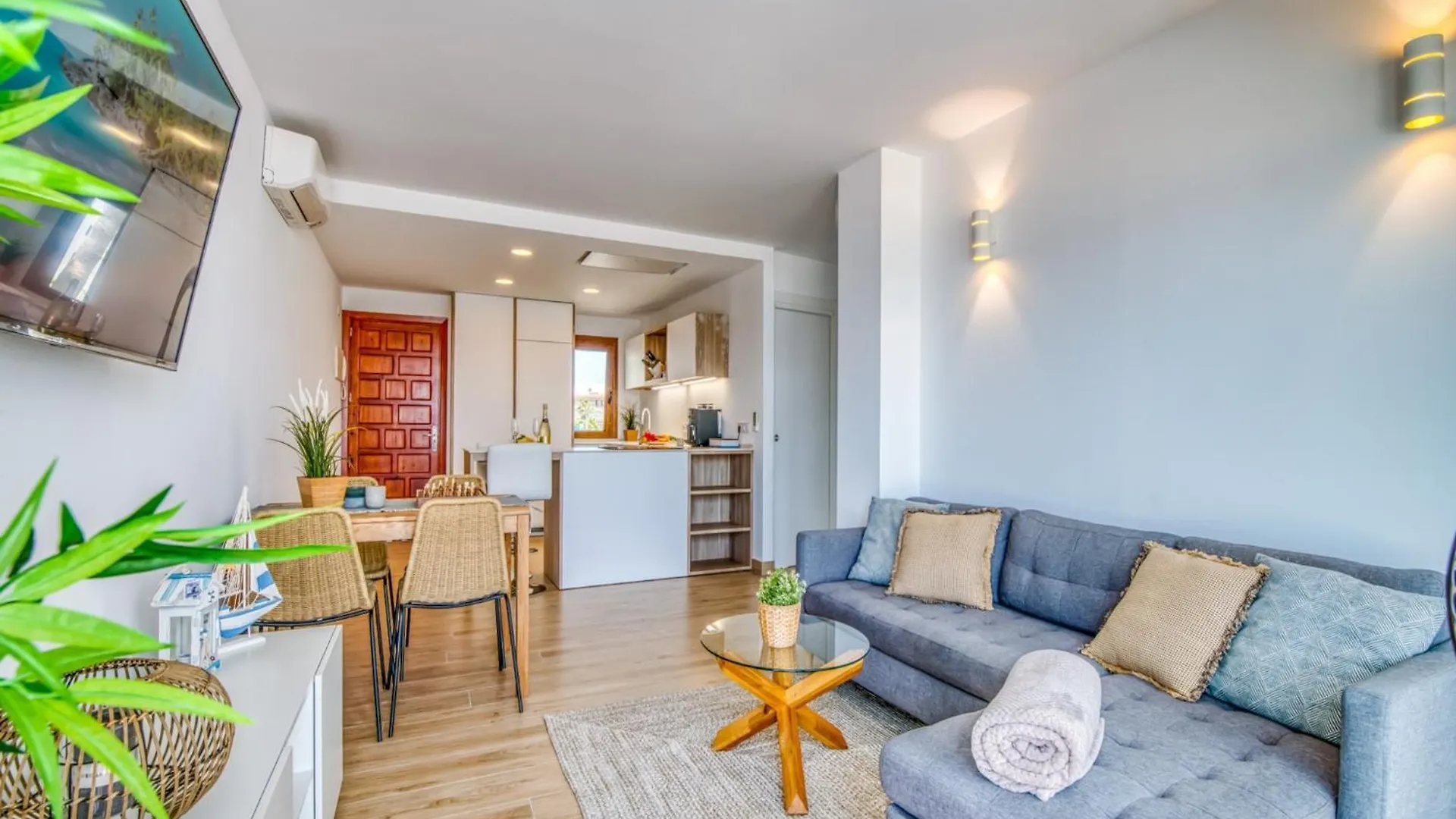 Beachfront Apartment With Sea Views Алькудия