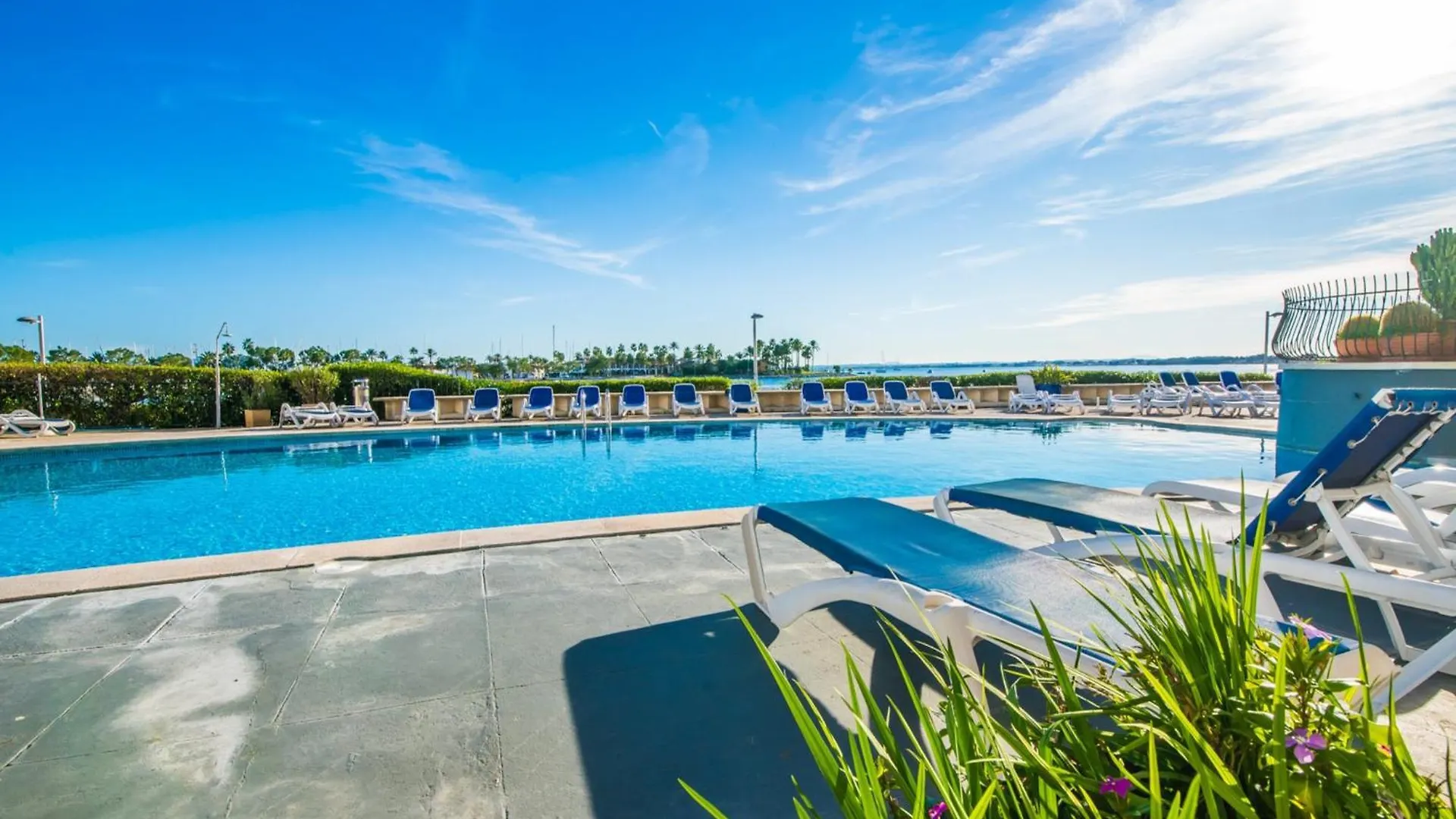 Beachfront Apartment With Sea Views Алькудия