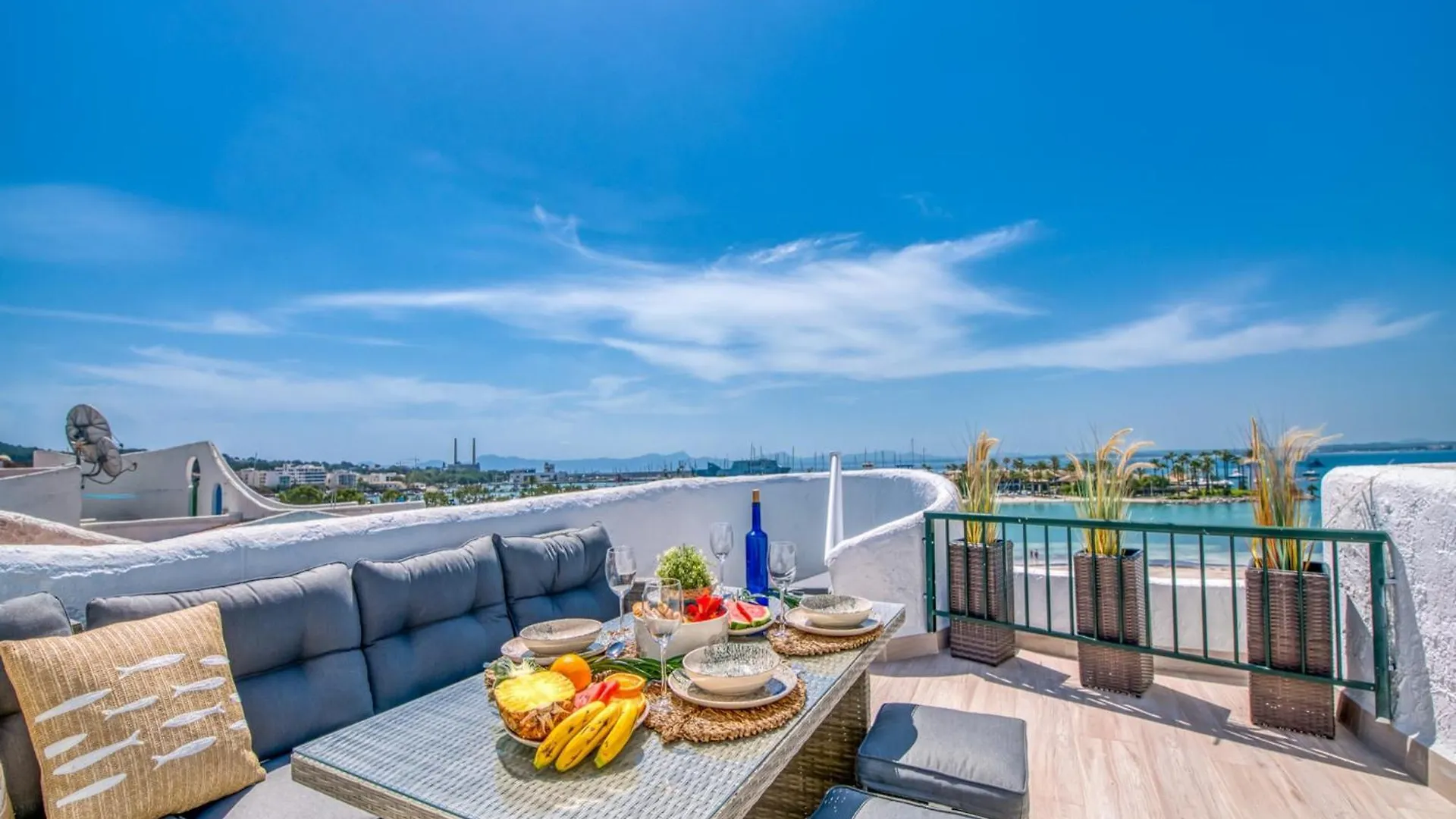 Beachfront Apartment With Sea Views 阿尔库迪亚