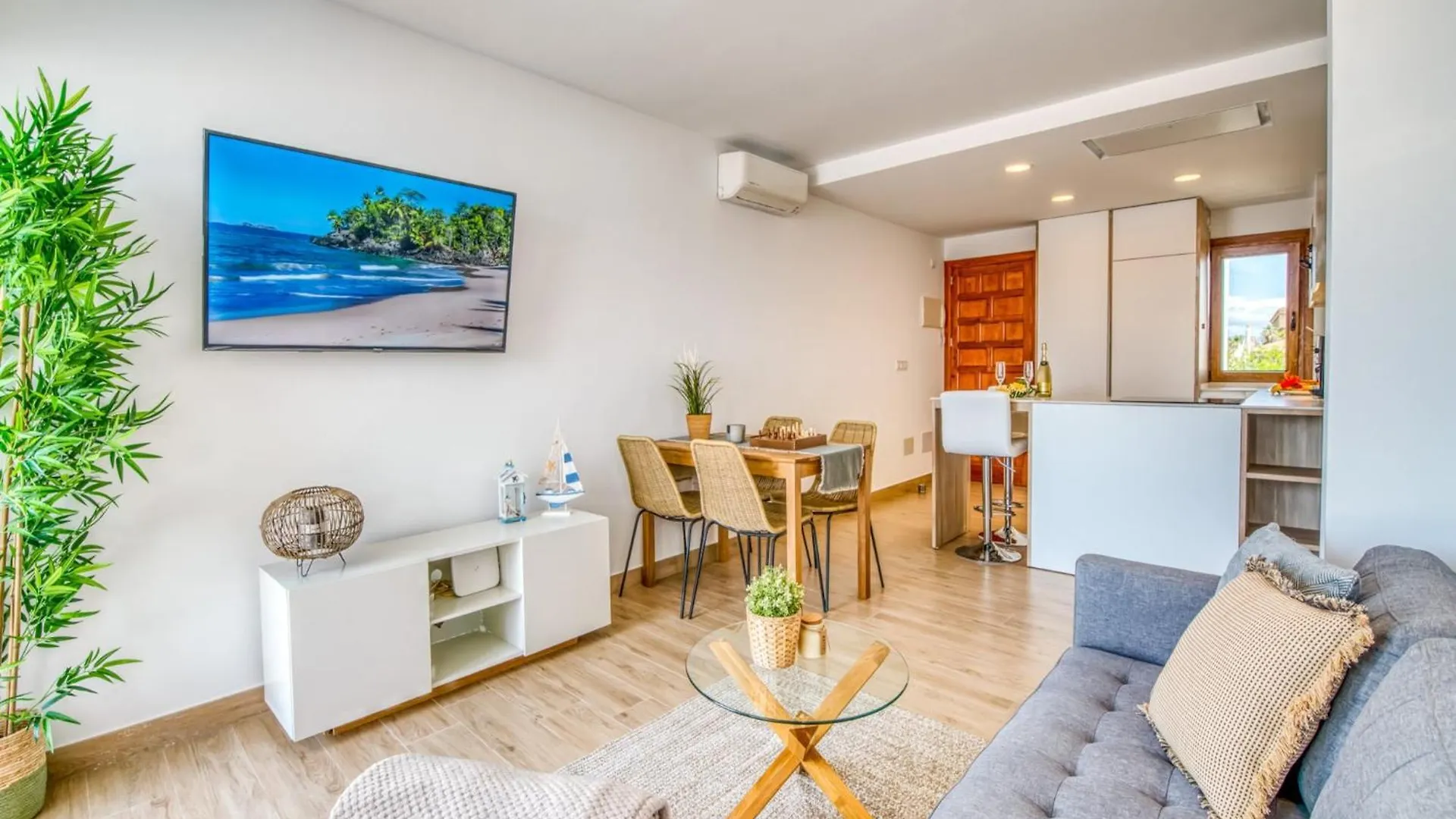 Beachfront Apartment With Sea Views 阿尔库迪亚