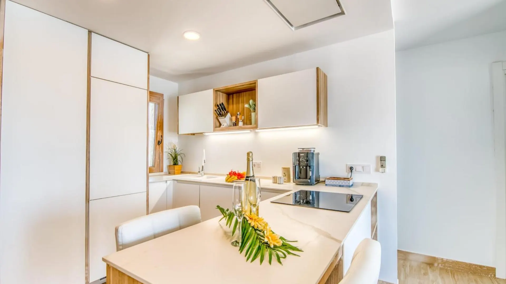 Beachfront Apartment With Sea Views 阿尔库迪亚